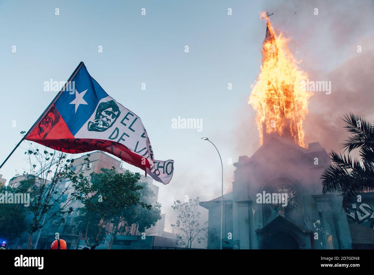 SANTIAGO, CHILE-18. OKTOBER 2020 - die Kirche von La Asuncion brennt während eines Protestes, ein Jahr nach dem sozialen Ausbruch des 18. Oktober. Stockfoto