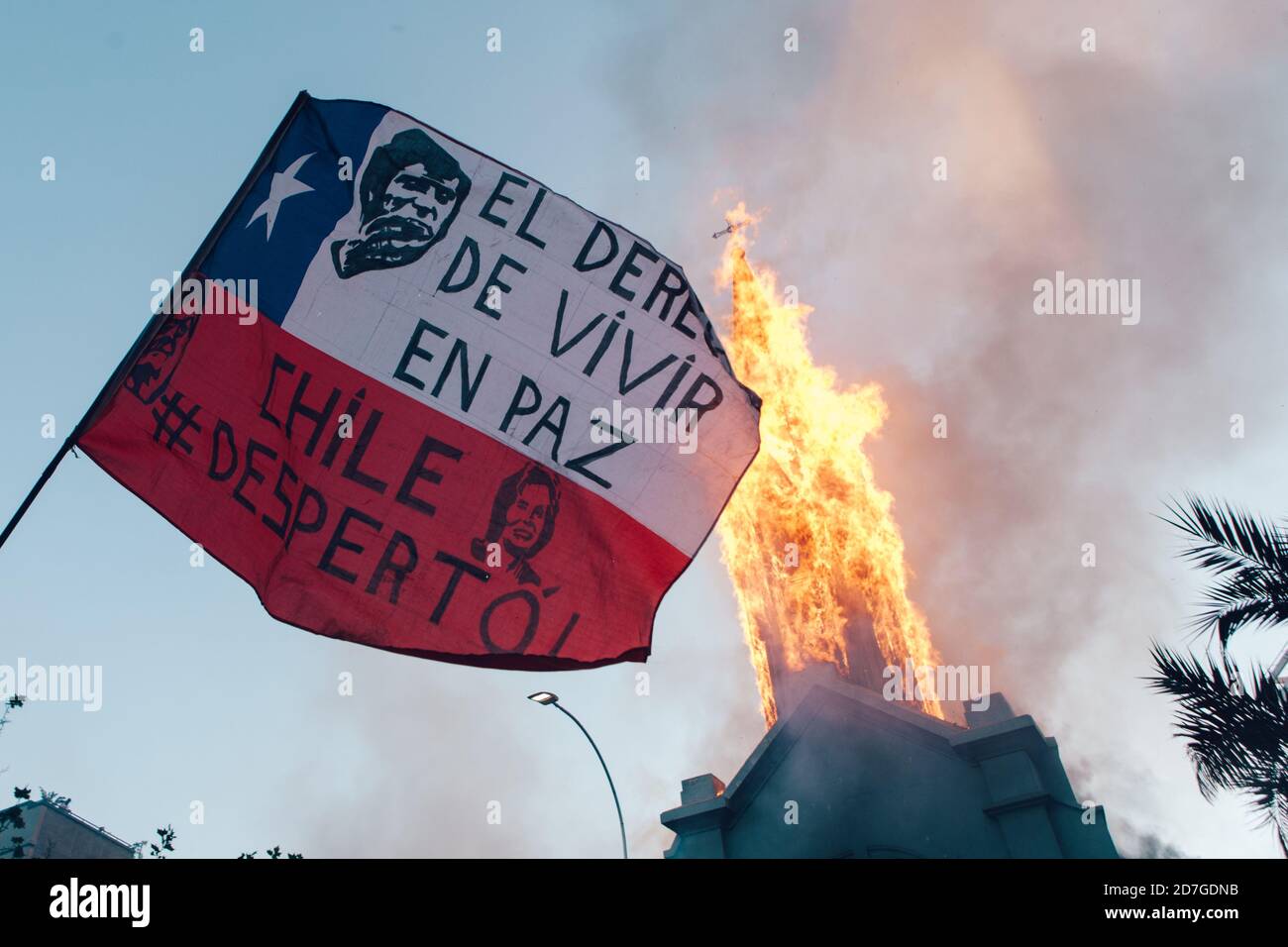 SANTIAGO, CHILE-18. OKTOBER 2020 - die Kirche von La Asuncion brennt während eines Protestes, ein Jahr nach dem sozialen Ausbruch des 18. Oktober. Stockfoto