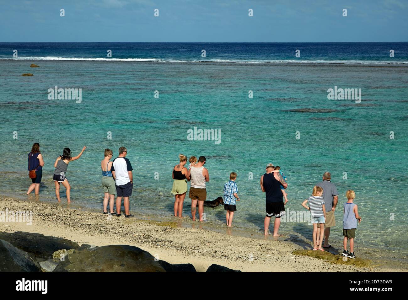 Touristen füttern die Fische in Edgewater Resort, Rarotonga, Cook Inseln, Südpazifik Stockfoto