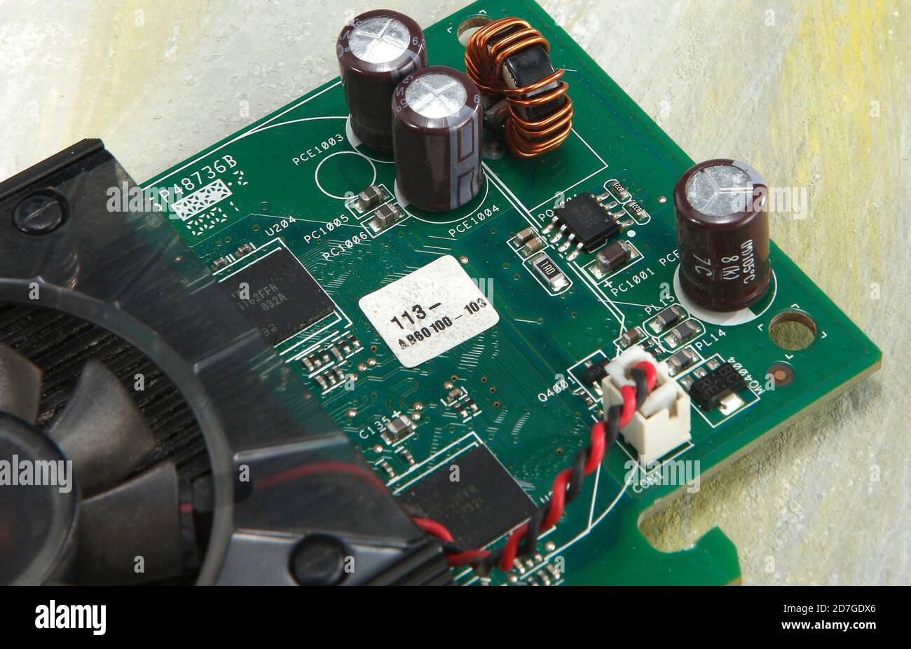 Eine integrierte Schaltung ist ein Satz von elektronischen Schaltungen auf einem kleinen flachen Stück Halbleitermaterial, das normalerweise Silizium ist. Stockfoto