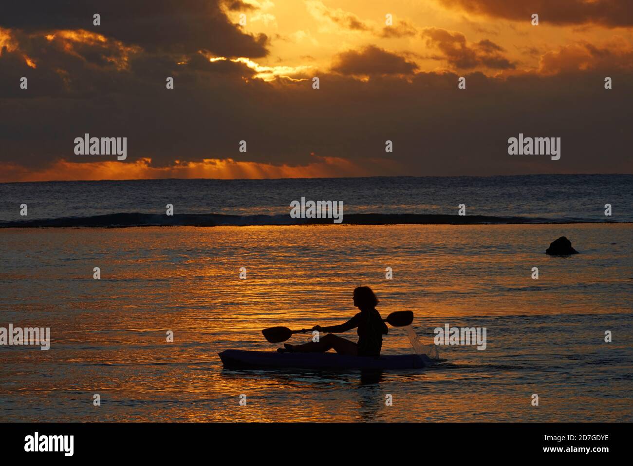 Kayaker bei Sonnenuntergang, Rarotonga, Cook Islands, Südpazifik (Model released) Stockfoto