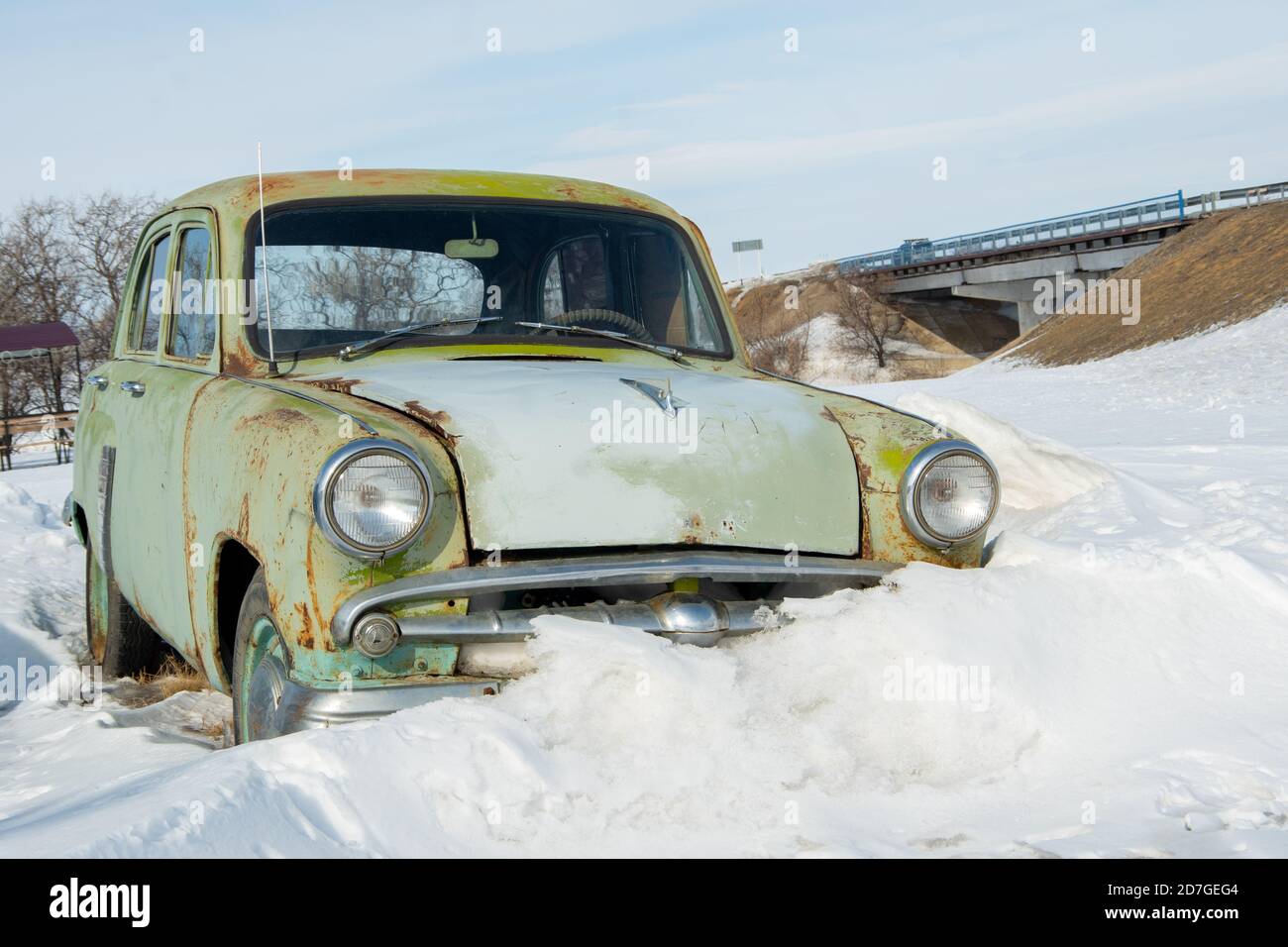 Verschneite rostigen Retro-Auto geparkt während eines Schneefalls. Das Auto kann die Schneeverwehung nicht verlassen. Viel Schnee auf den Straßen Stockfoto