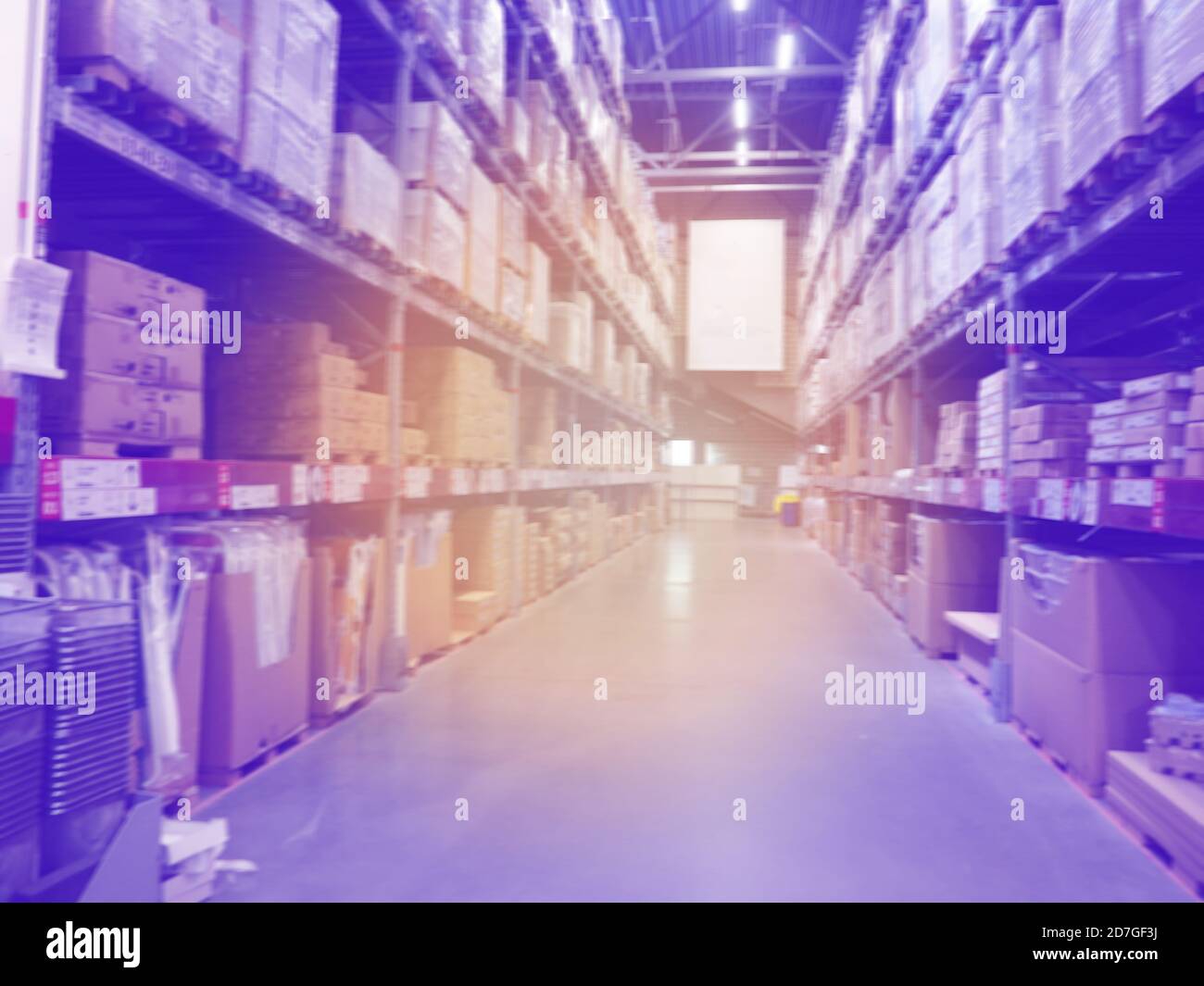 Verblurte Reihen von Regalen Waren Boxen in modernen Lagerhaus an der Industrie, Lager bereit, an den Einzelhandel verteilt werden Stockfoto