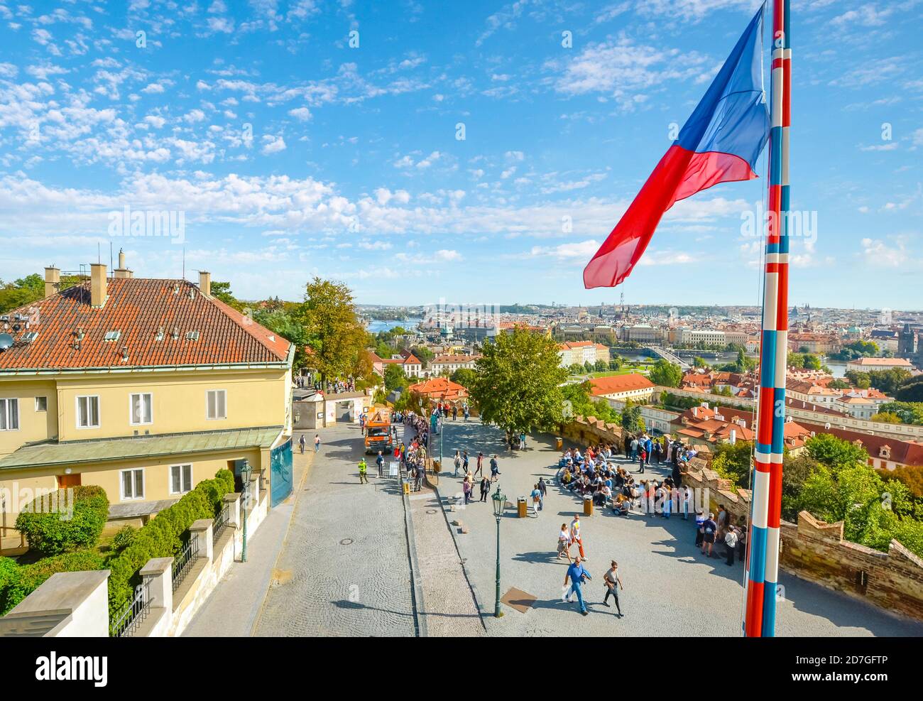 Ein Blick von der Prager Burg auf die Innenstadt von Prag und die Fluss Moldau in der Ferne mit der tschechischen Flagge fliegen Im Vordergrund Stockfoto