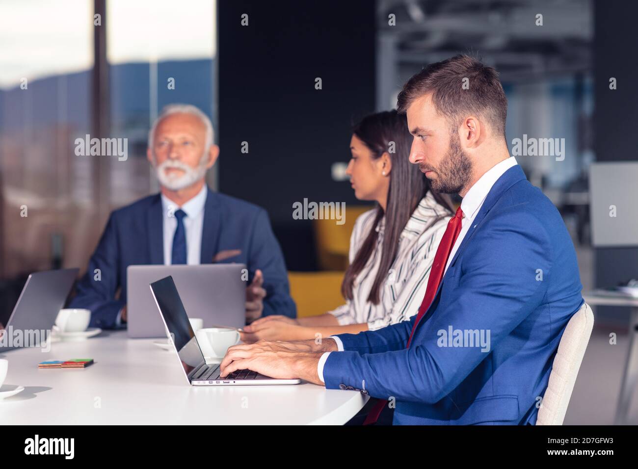 Geschäftsteam mit Meeting im Büro. Vielfalt. Stockfoto