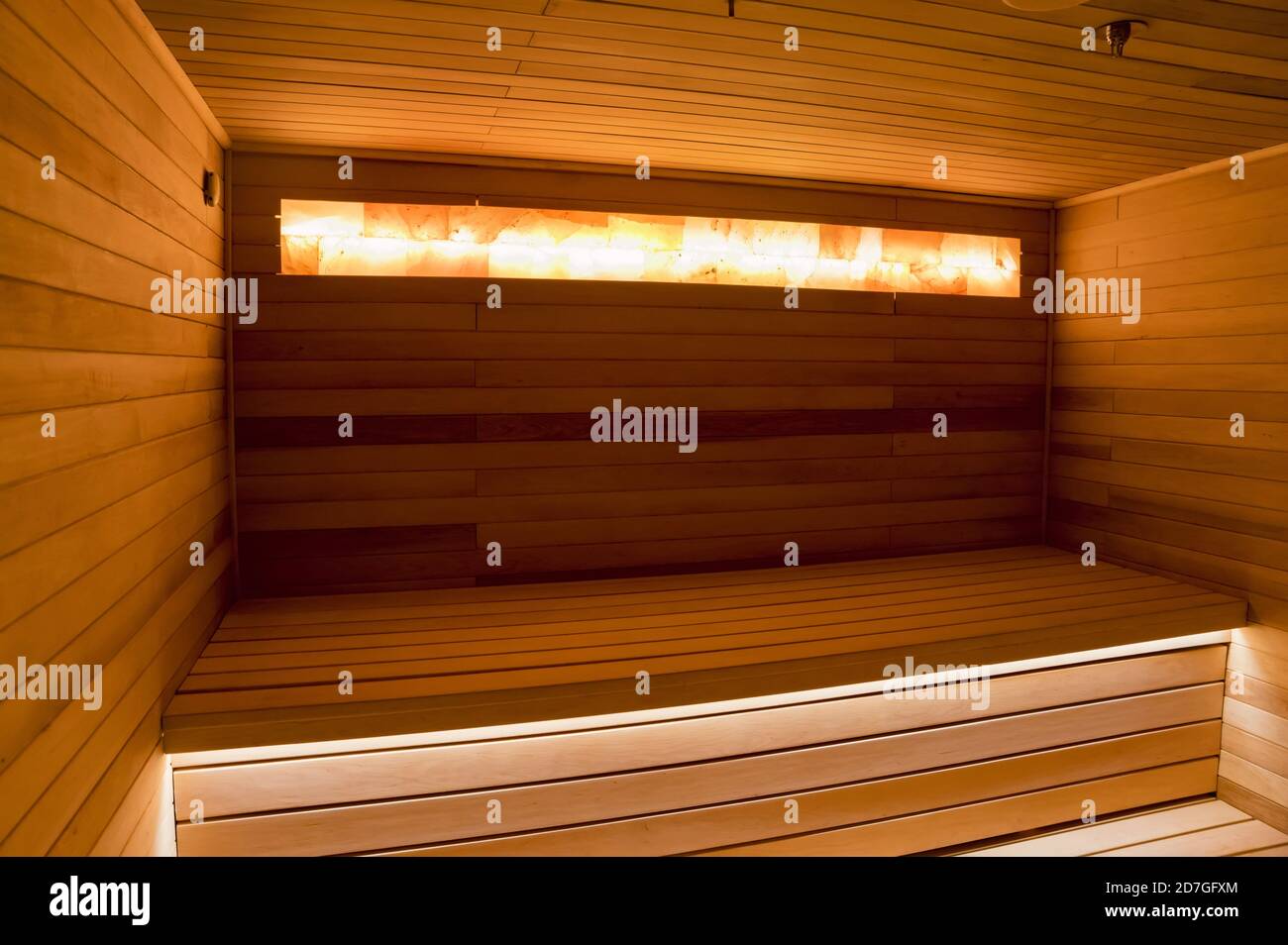 Leere Holzsauna mit wunderbar warmen Blitzen Stockfoto