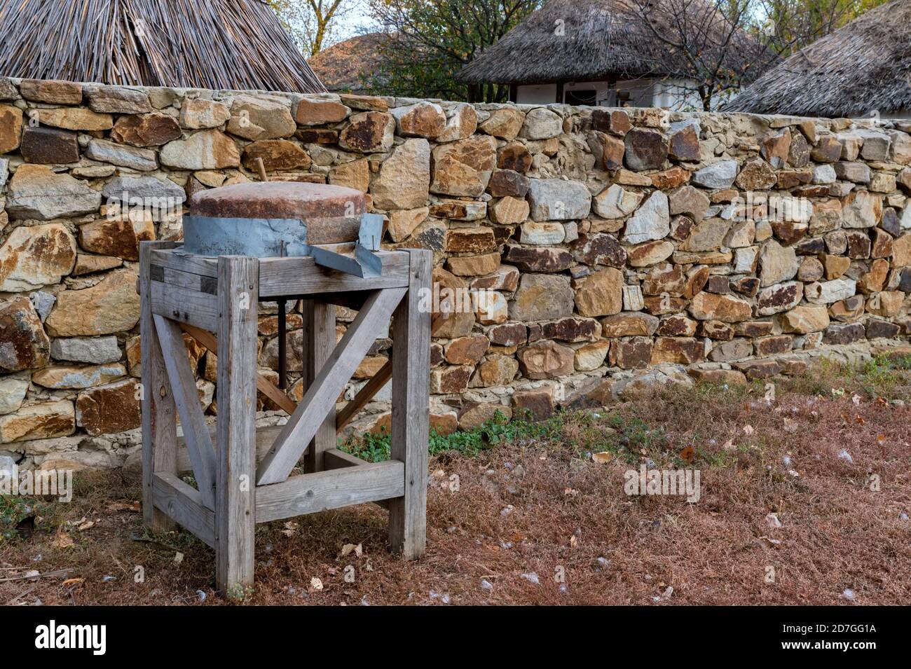 Nahaufnahme von alten Quernstein oder Coussack Mühle im Hof Stockfoto