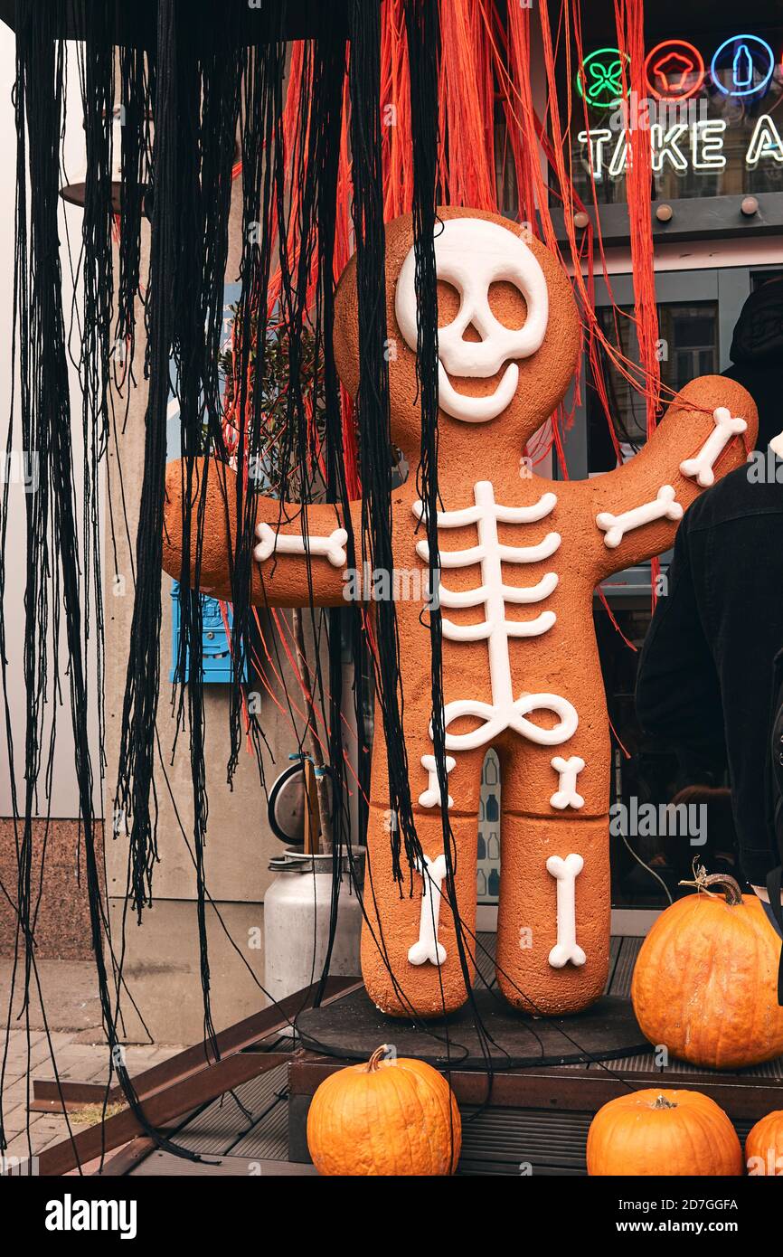 Kiew, Ukraine - 20. Oktober 2020. Gruselige Halloween Dekorationen. Lebkuchenmann im Skelett Kostüm mit gezeichneten Knochen und Kürbissen auf dem Bauernmarkt. Kinder Stockfoto