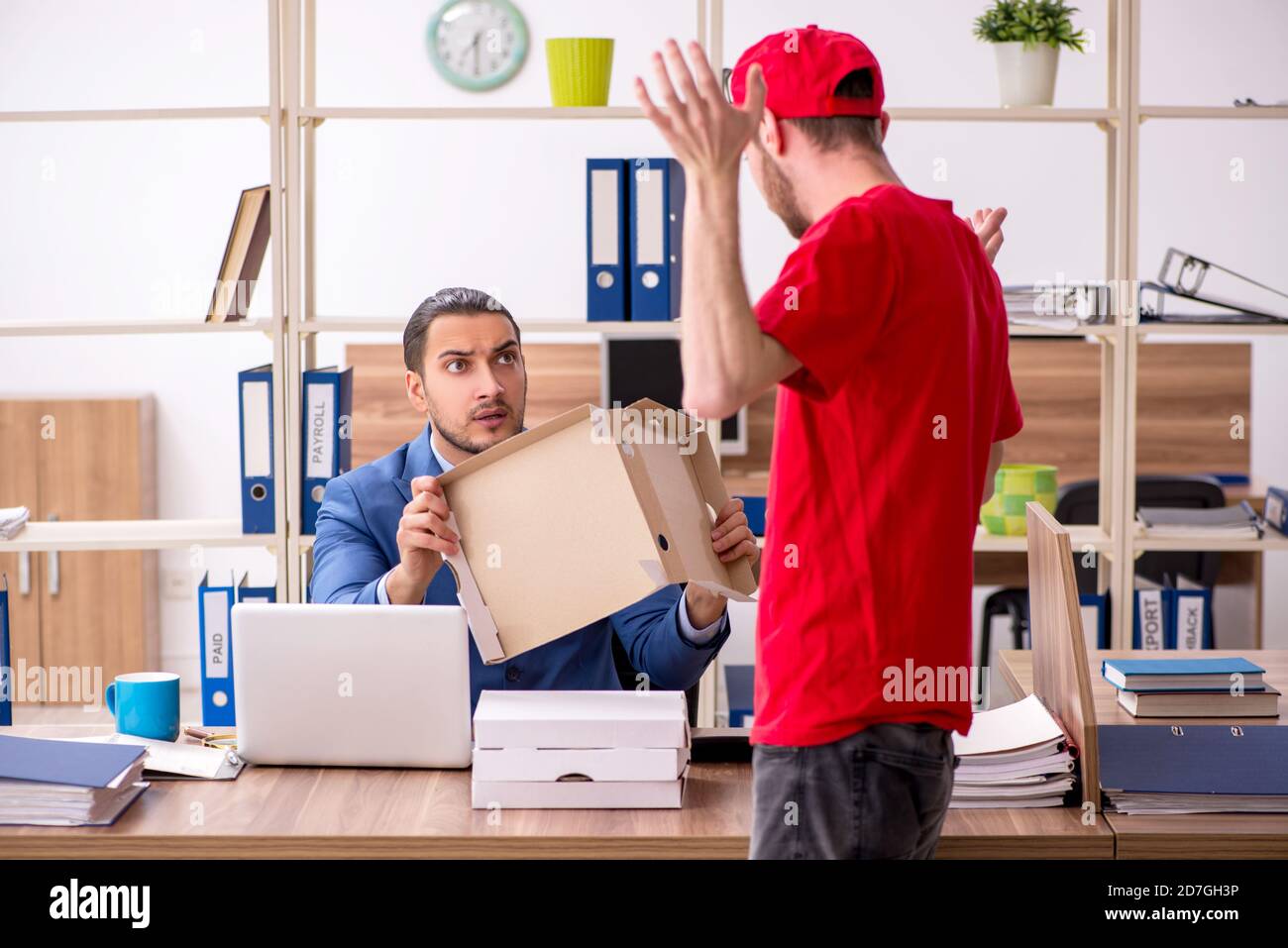 Mann, der Pizza ins Büro bringt Stockfoto