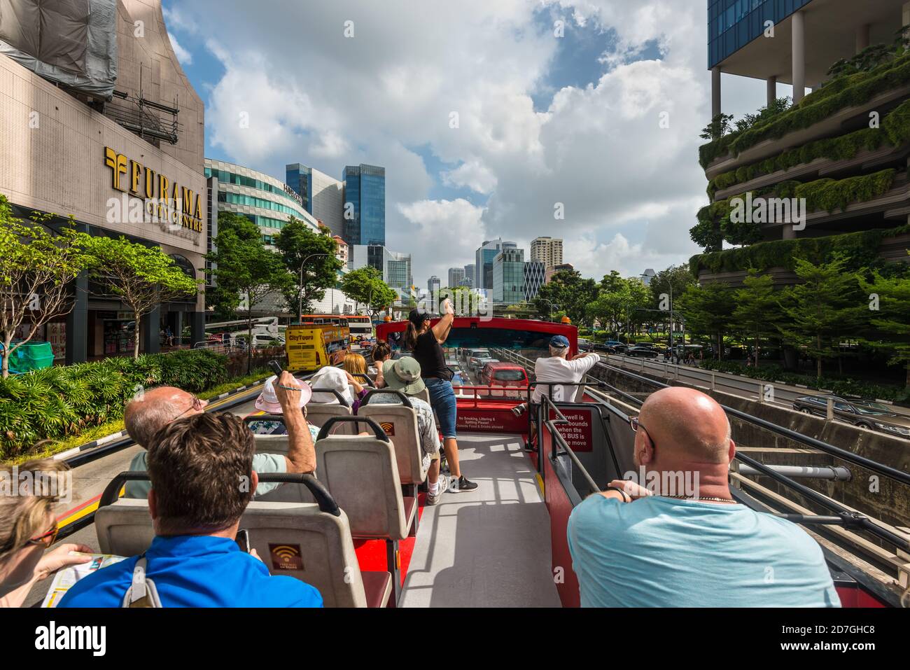 Singapur - 4. Dezember 2019: Die Menschen sehen sich die Sehenswürdigkeiten von Singapur mit dem Hop-on-Hop-off-Bus an - gehen Sie entlang der Tong Sen Straße in Singapur. Stockfoto