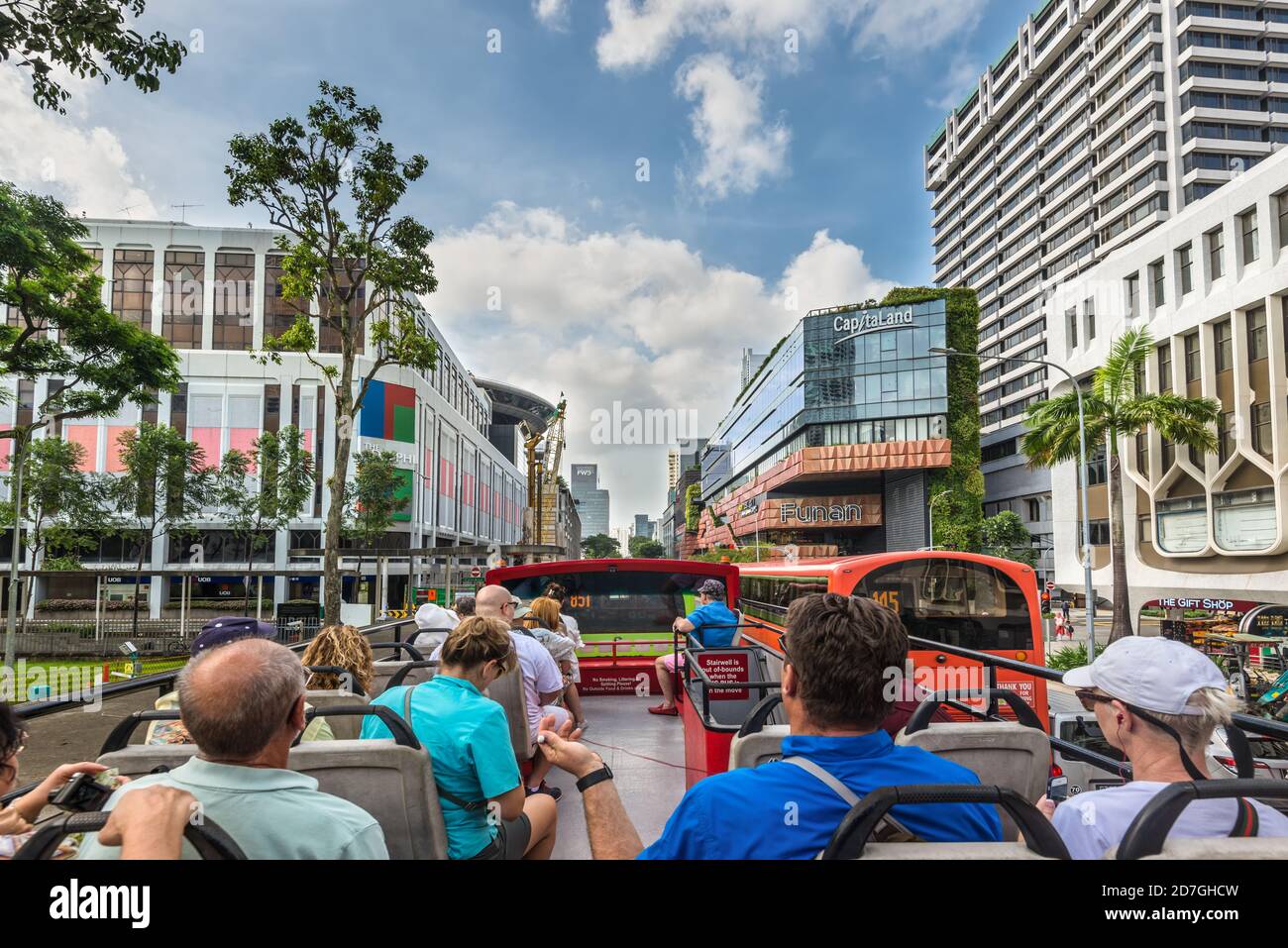 Singapur - 4. Dezember 2019: Die Leute schauen sich die Sehenswürdigkeiten von Singapur mit dem Hop-on-Hop-off-Bus an - gehen Sie entlang der North Bridge Straße in Singapur. Stockfoto