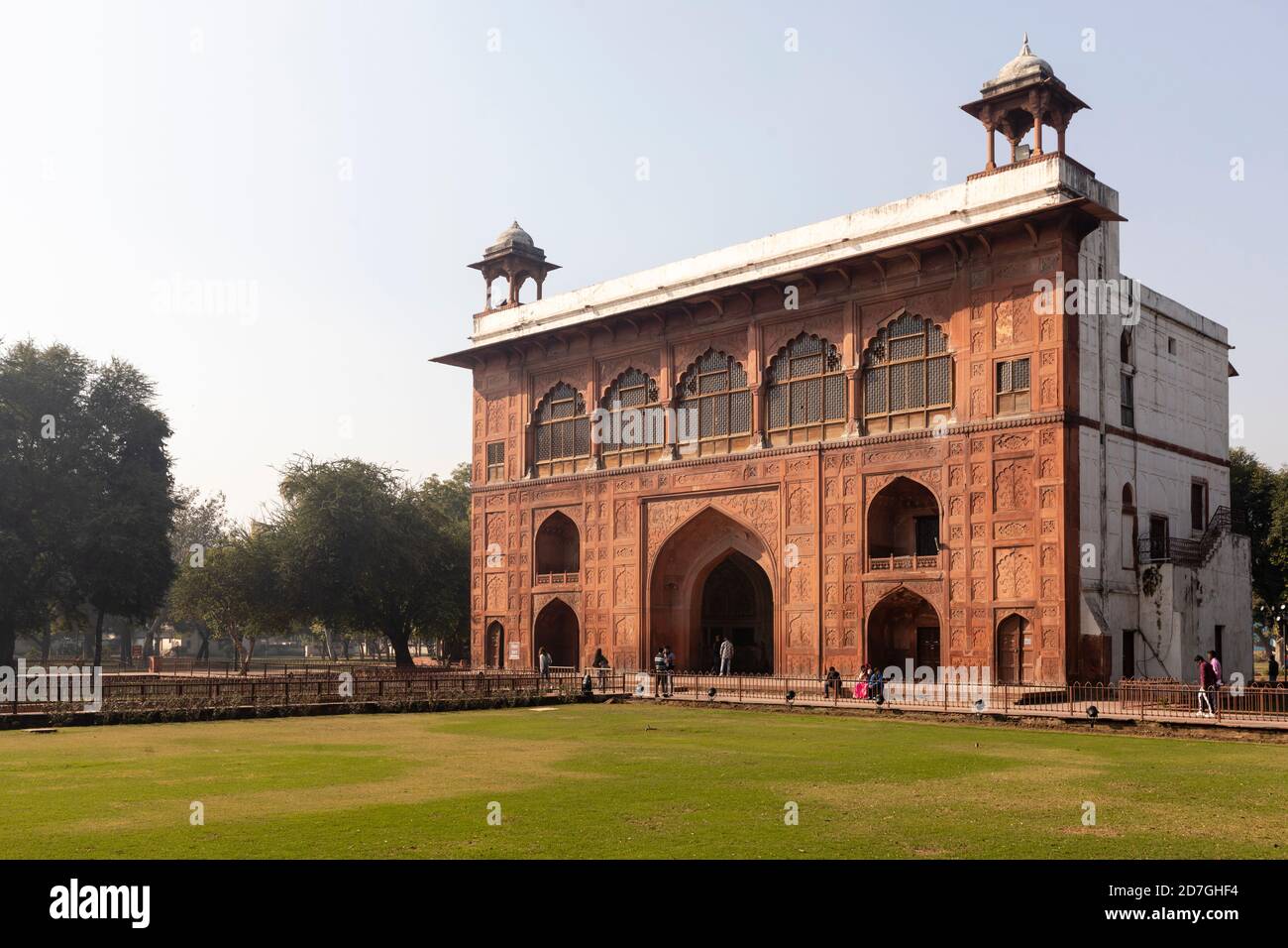 Blick auf die Gebäude im historischen Red Fort, das von Mogulherrscher in Delhi gebaut wurde. Stockfoto