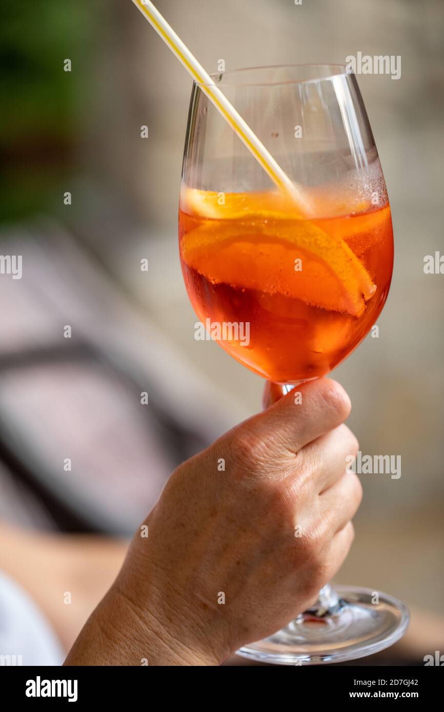 Aperol Spritz mit Orange ist ein perfekter Aperitif für einen Heißer Tag Stockfotografie Alamy