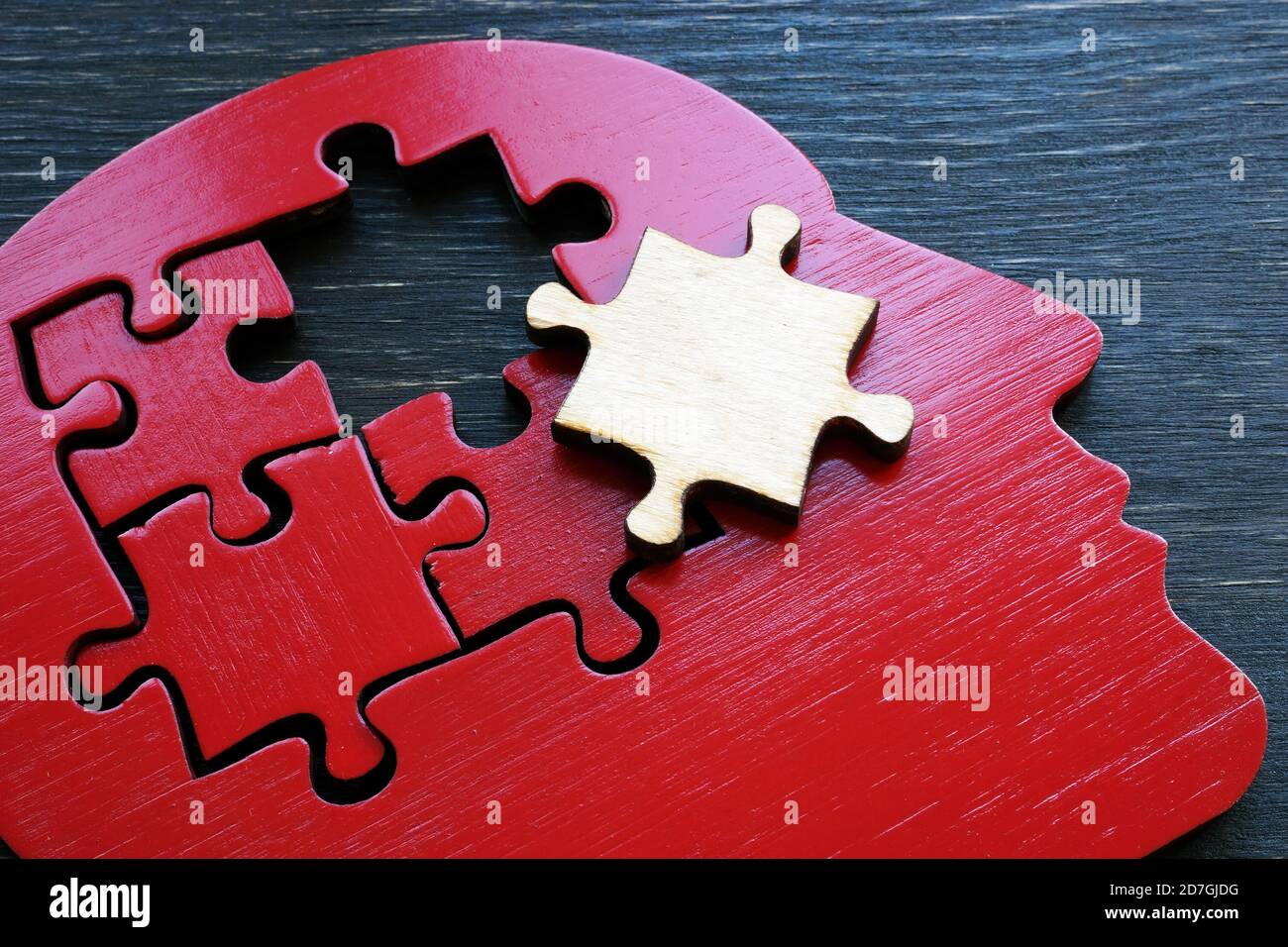 Gehirnprobleme oder psychische Erkrankungen. Die Form eines menschlichen Kopfes mit einem Puzzleteil. Stockfoto