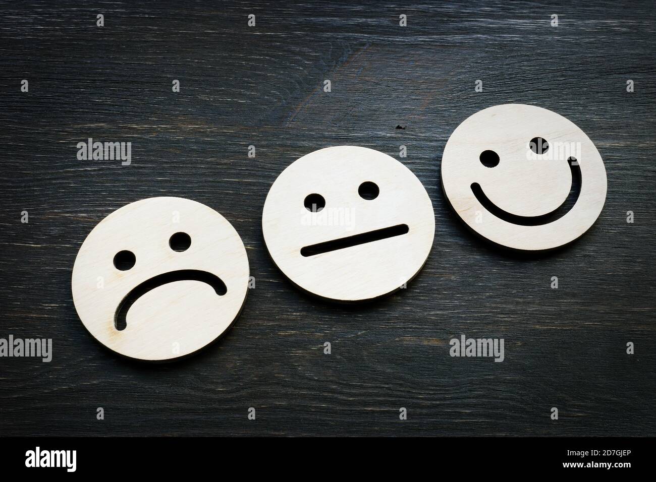 Trauriges und glückliches Gesicht. Bewertung oder Kundenzufriedenheitskonzept. Stockfoto