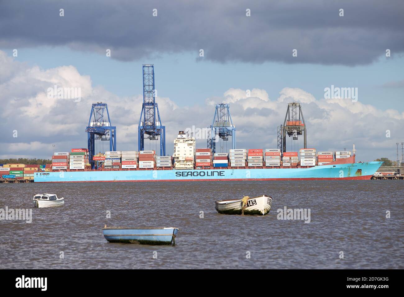 Das Containerschiff Seago Piraeus dockte im Hafen von Felixstowe, Suffolk, UK an. Stockfoto