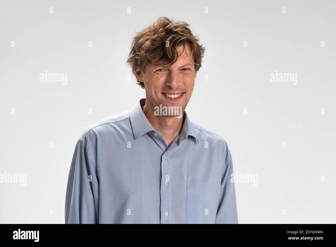 Fröhlicher Mann lächelt breit isoliert auf weißem Hintergrund. Platz rechts kopieren Stockfoto
