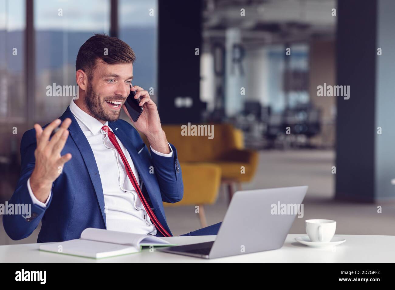 Geschäftsmann Mit Laptop Und Smartphone Im Büro Stockfoto