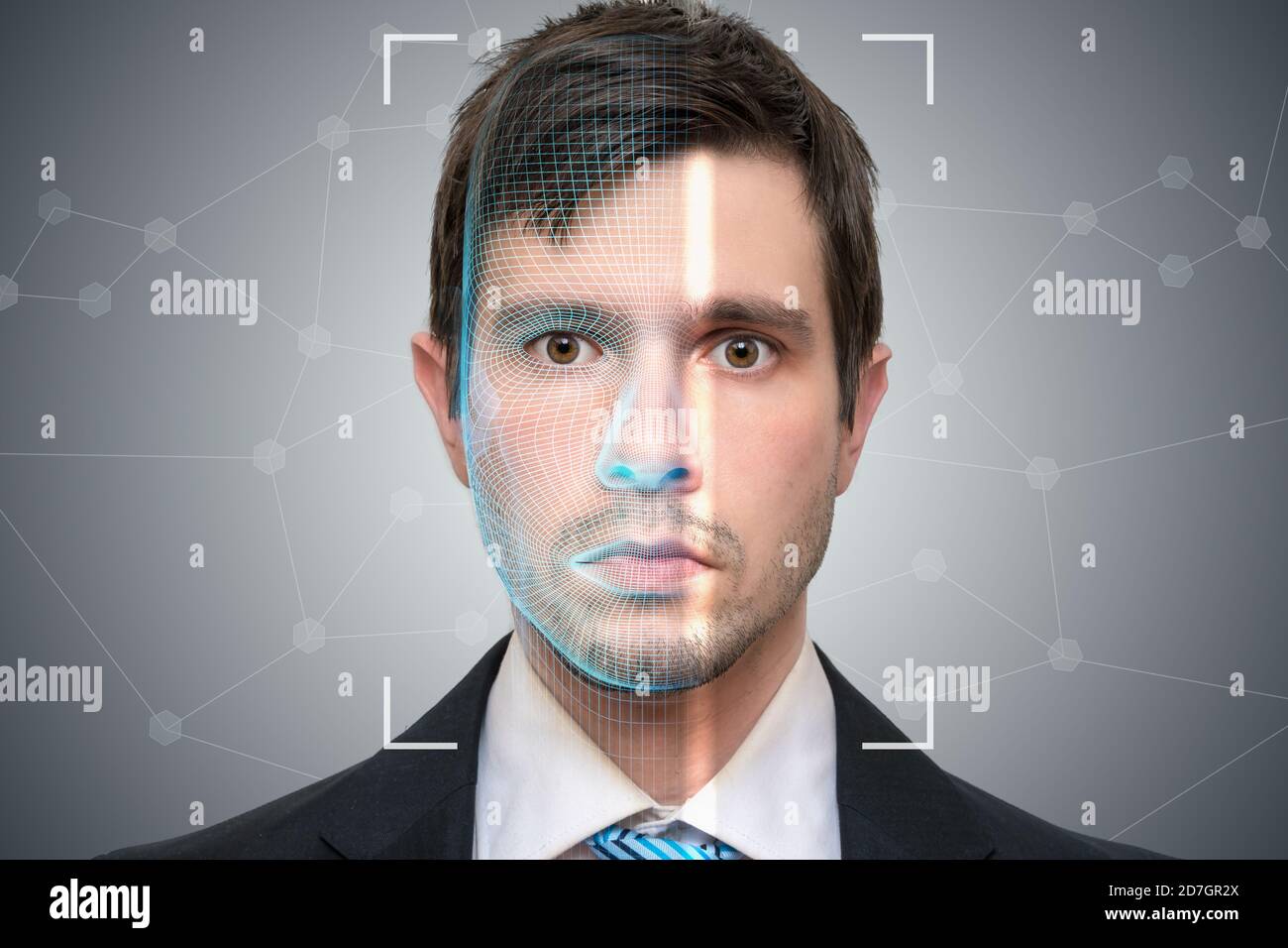 Biometrischer Scanner scannt Gesicht des jungen Mannes. Erkennungs- und Erkennungskonzept. Stockfoto