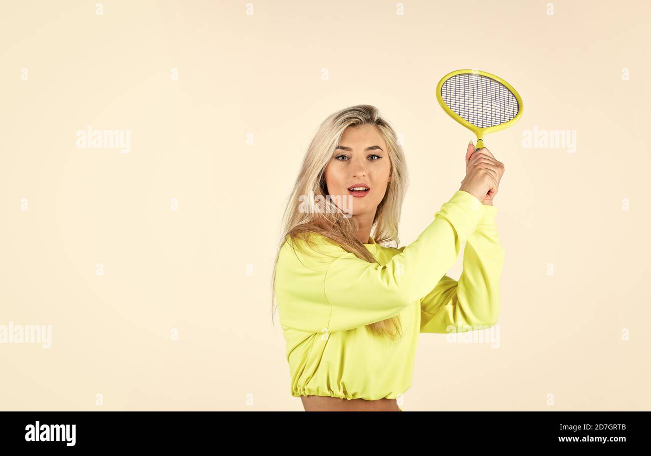 Pushing to Limit. Konzentrieren Sie sich auf Schläger Hit Ball. Professionelle Tennisspielerin. World Tennis Tour. Voller Erfolg. Sportbekleidung und Ausrüstung. Tennisspielerin vorbereiten zu passen. Frau spielt Tennis auf dem Platz. Stockfoto