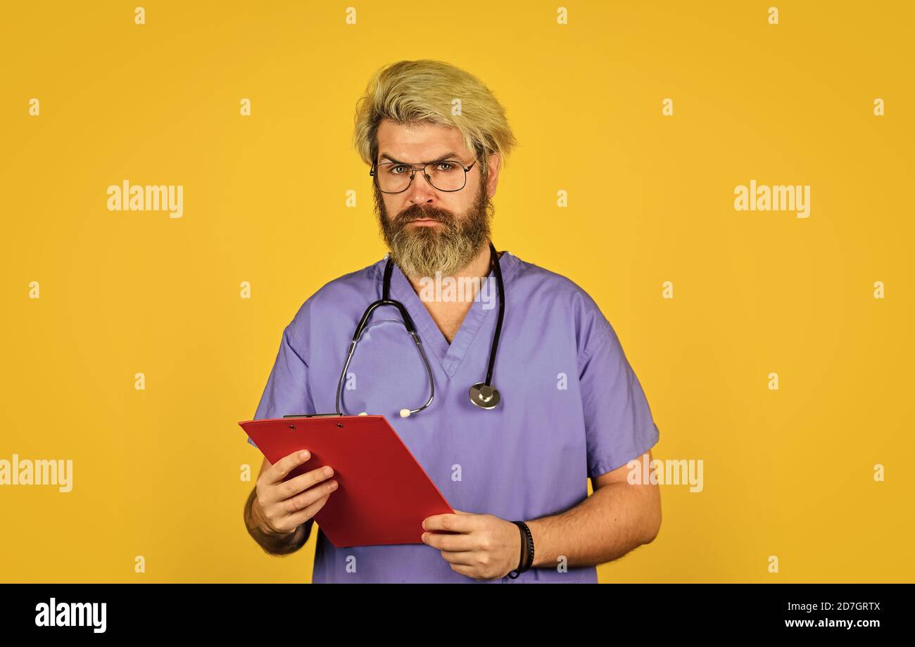 Evidenzbasierte Medizin. Bestrahlungsprotokolle. Behandlung Linderung der Symptome Körper bekämpft Infektion. Coronavirus Konzept. Mann bärtiger Arzt mit Mappe. Krankenhausbehandlung. Suchen Sie dringend ärztliche Hilfe. Stockfoto