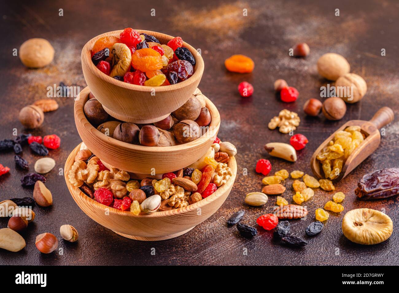 Gesunde Snack von Nüssen und getrockneten Früchten. Stockfoto