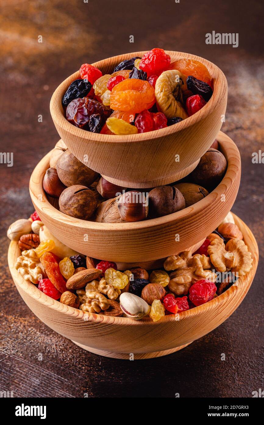Gesunde Snack von Nüssen und getrockneten Früchten. Stockfoto