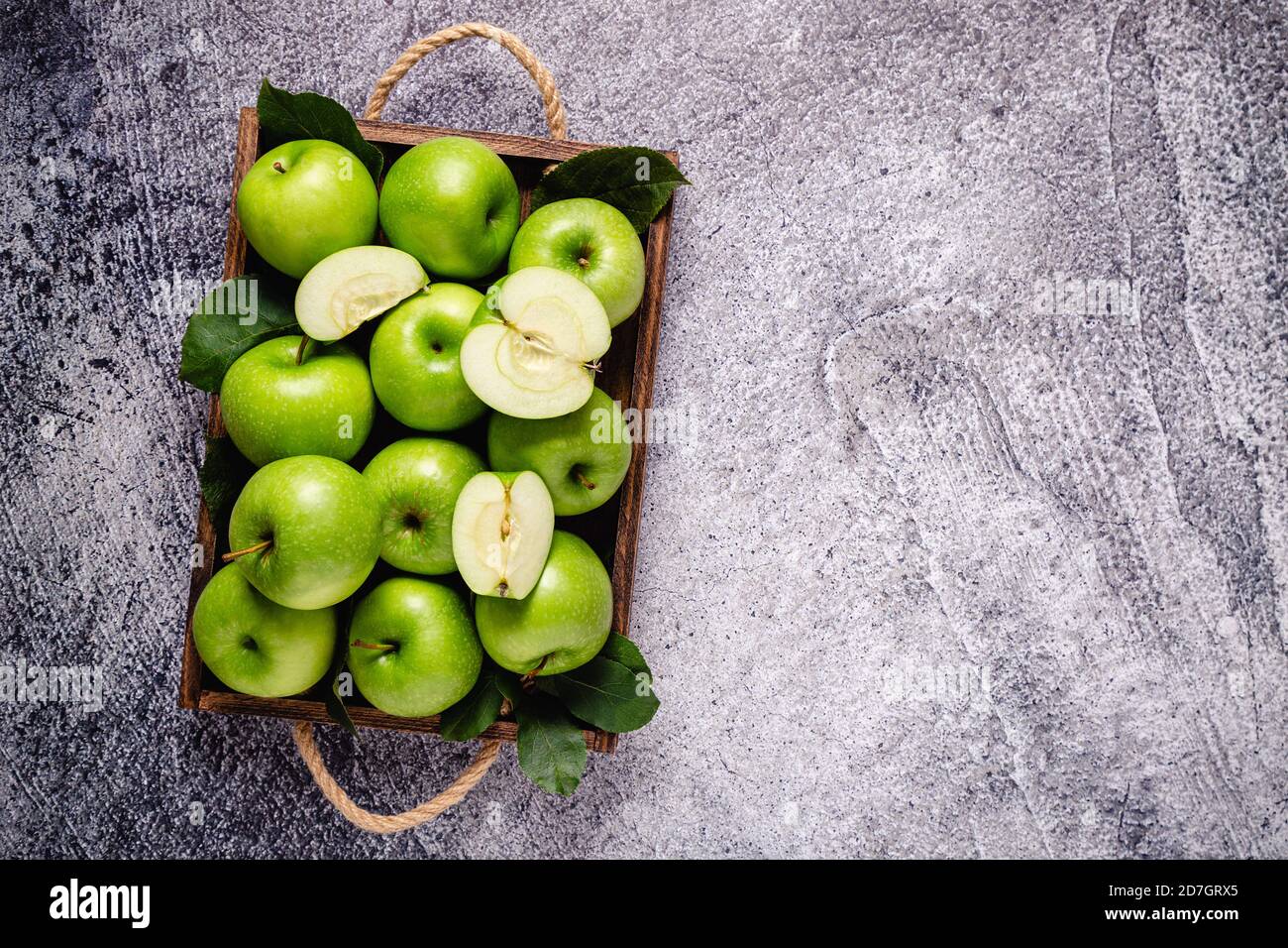 Reife grüne Äpfel in Holzkiste. Draufsicht mit Kopierbereich. Stockfoto