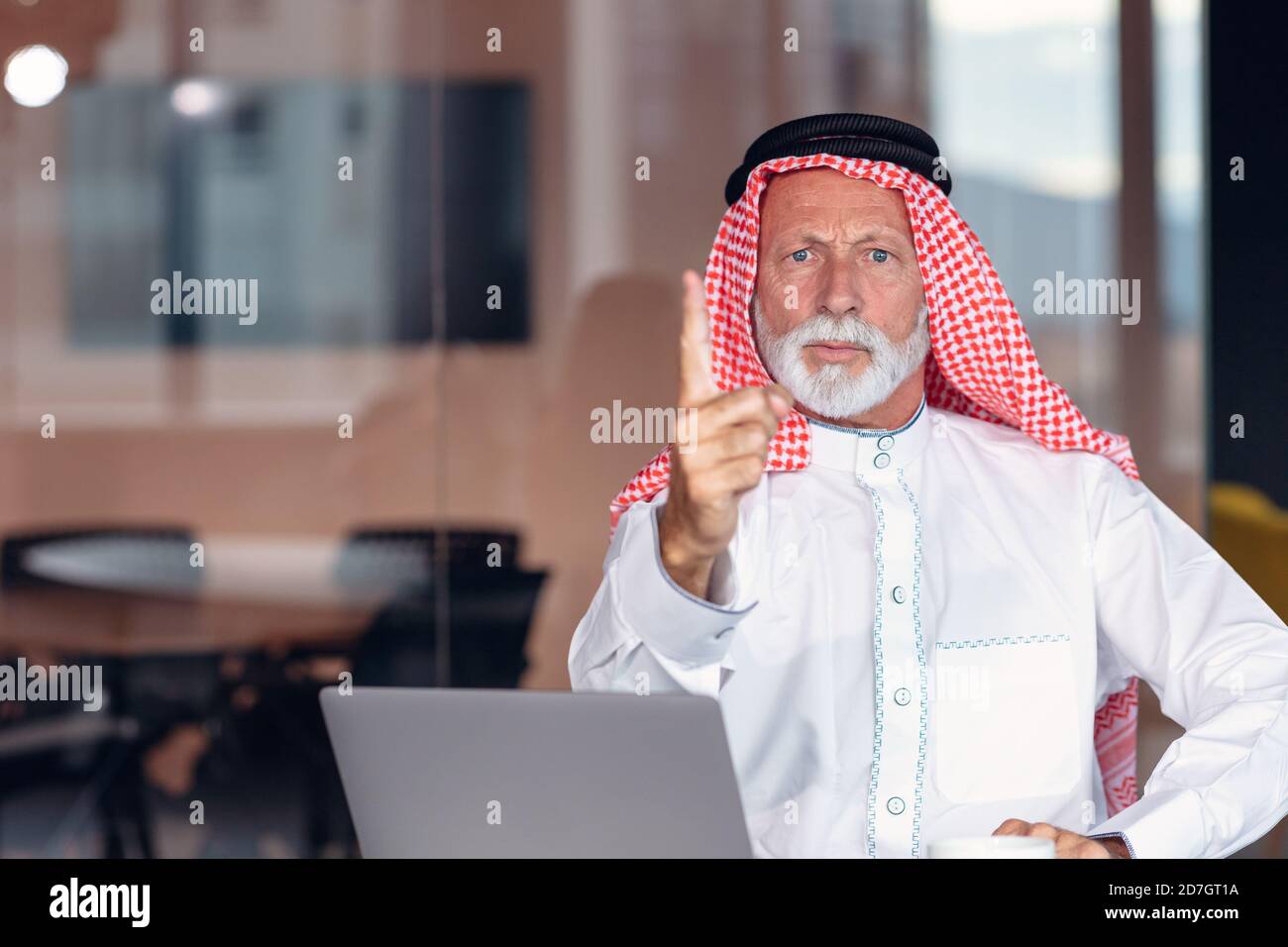 Arabischer Geschäftsmann zeigt einen Warnfinger auf die Kamera. Stockfoto