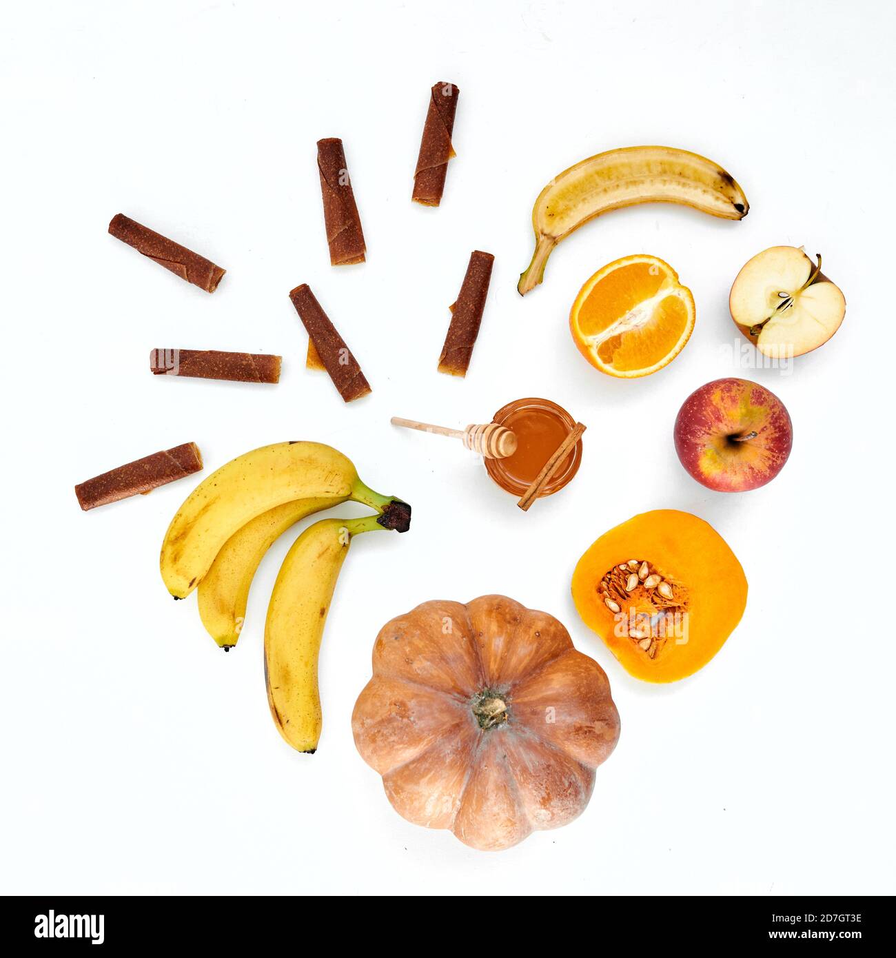 Flache Lage von verschiedenen getrockneten und frischen Früchten auf weißem Hintergrund. Früchte, Pastillen und Fruchtchips im kreativen Hintergrund. Stockfoto