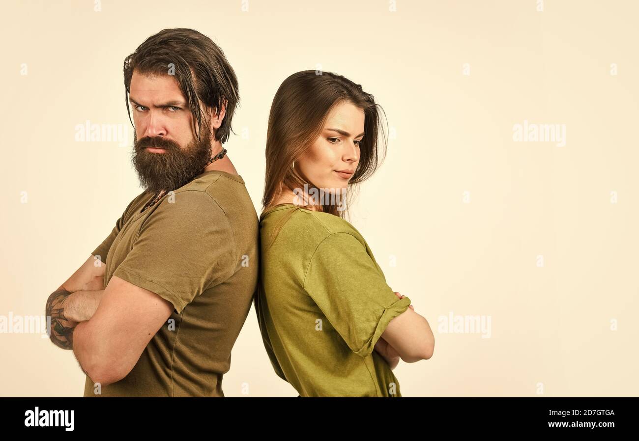 Teampaar. Bärtiger Mann und Frau. Mode und Schönheit. Valentinstag. Beziehung und Dating. Modernes Paar. Wie männliche Kosmetika sich von weiblichen unterscheiden. Mann mit Freundin. Verliebte Paare. Stockfoto