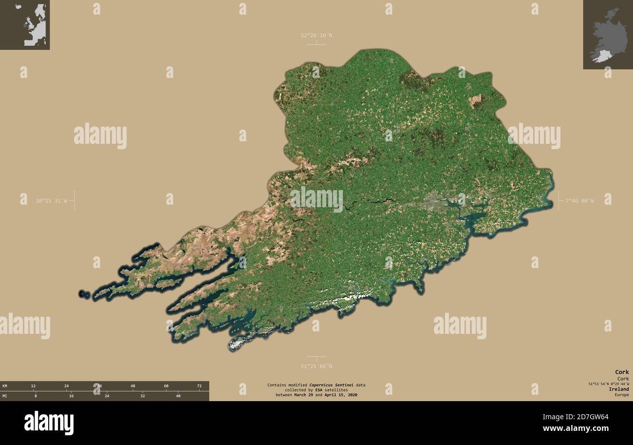 Cork, Grafschaft Irland. Sentinel-2 Satellitenbilder. Form isoliert auf durchgehenden Hintergrund mit informativen Überlagerungen. Enthält modifizierte Copernicus gesendet Stockfoto