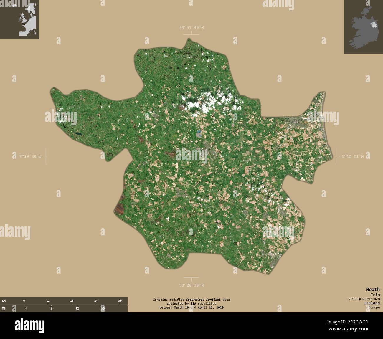 Meath, Grafschaft Irland. Sentinel-2 Satellitenbilder. Form isoliert auf durchgehenden Hintergrund mit informativen Überlagerungen. Enthält modifizierte Copernicus Sen Stockfoto