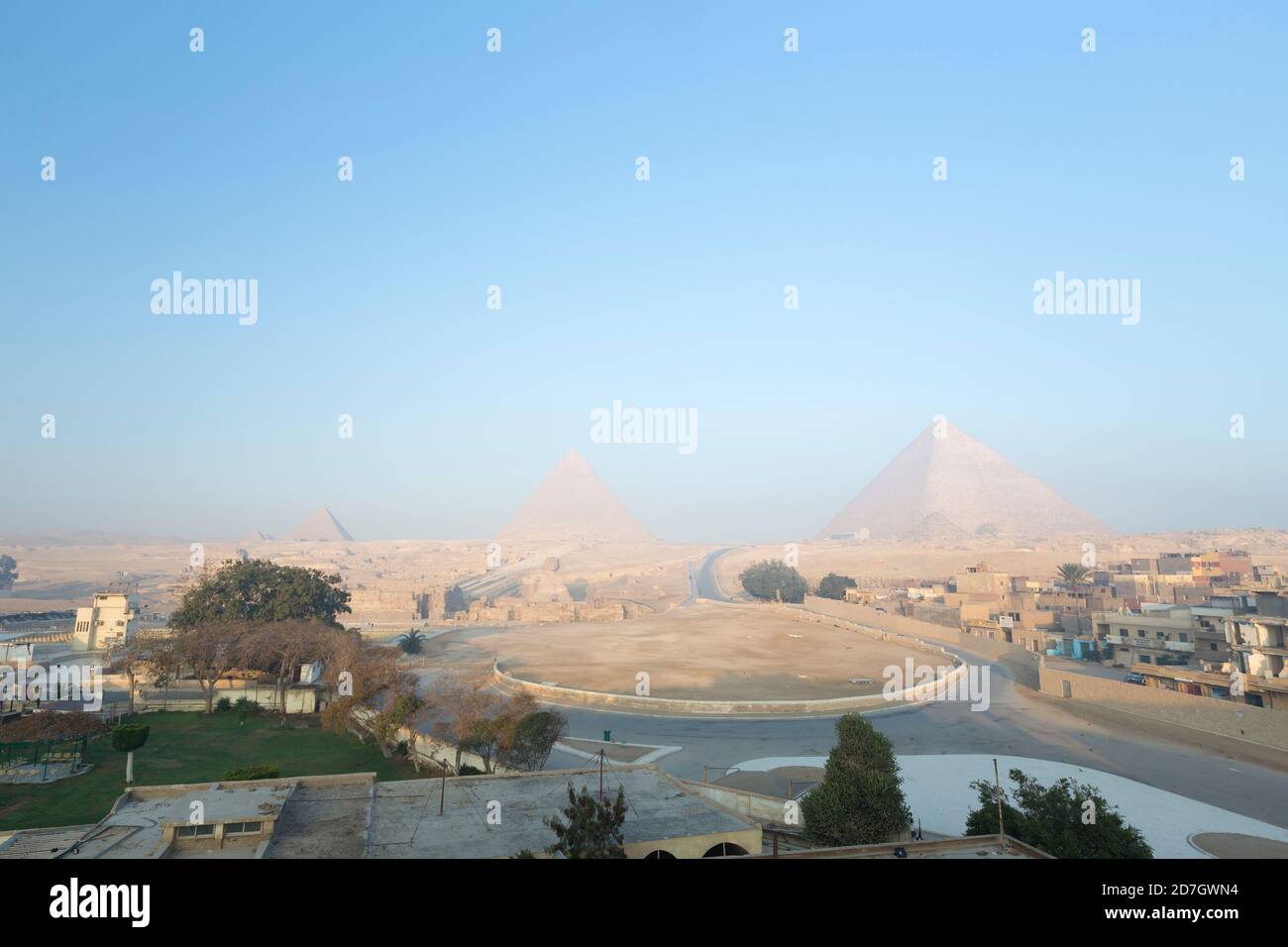 Verschwommener Morgen im Gizeh Pyramiden Komplex, Gizeh, Ägypten Stockfoto
