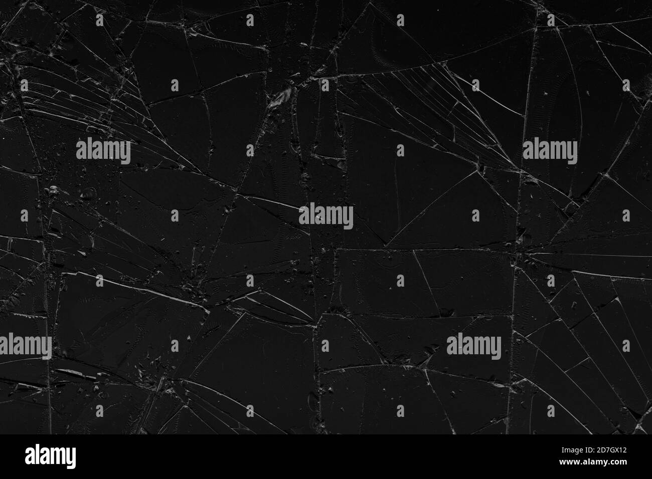 Schwarz geknackt Glas Textur Hintergrund. Riss auf dem Glas. Defekter Bildschirm. Kaputtes dunkles Telefon. Weiße Risse im Glas Stockfoto