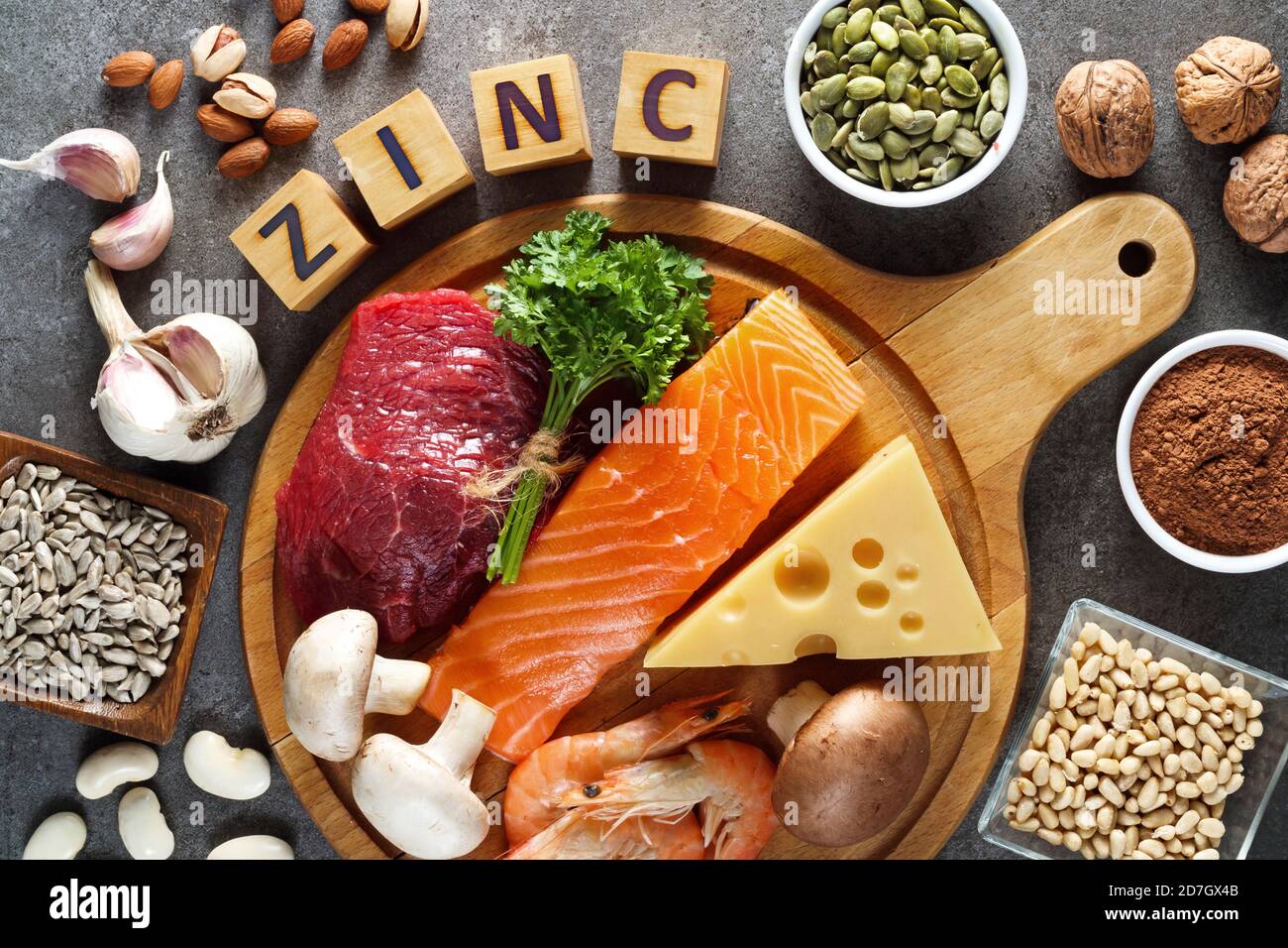 Lebensmittel mit hohem Zinkgehalt auf dem Tisch. Draufsicht Stockfoto