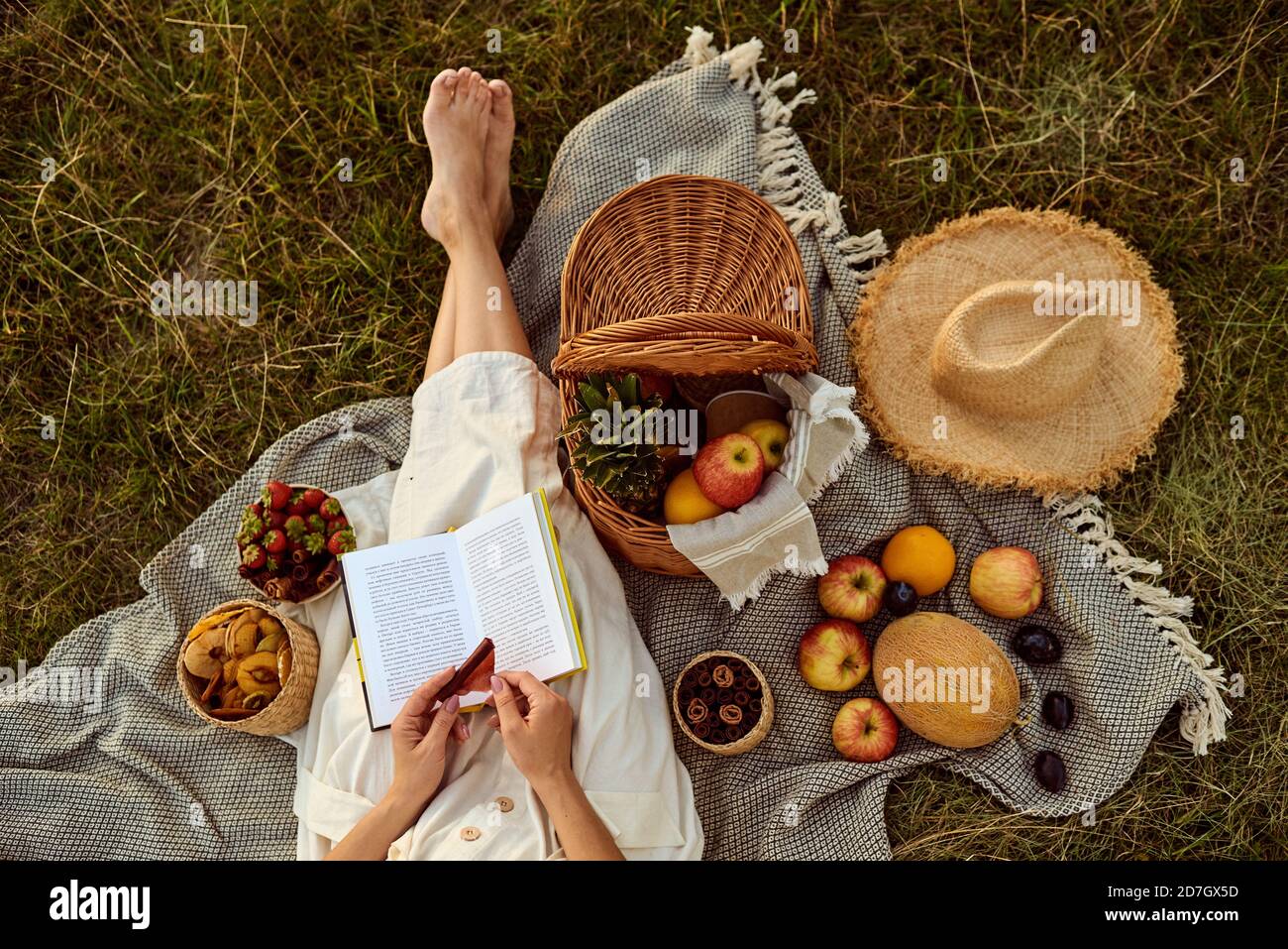 Mädchen auf Picknick im Sommer ruhen. Stockfoto