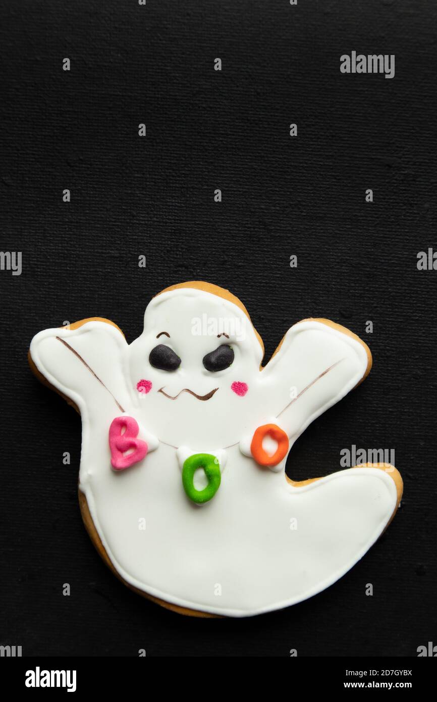 Lebkuchen Lebkuchen in Form eines Gespenstes für halloween auf dunklem Hintergrund mit Platz für Text. Stockfoto