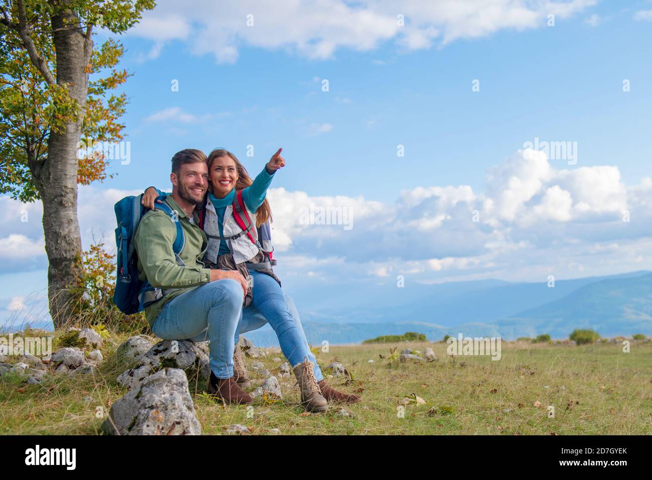 Zwei Wanderer mit Rucksack stehen auf einem Berg Und schauen Sie Stockfoto