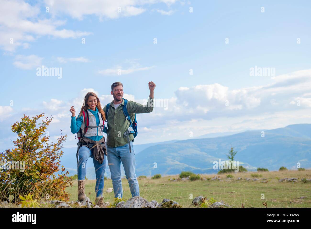 Glückliche Reisende Paar eroberte Gipfel des Berges, hebt die Hände hoch Stockfoto