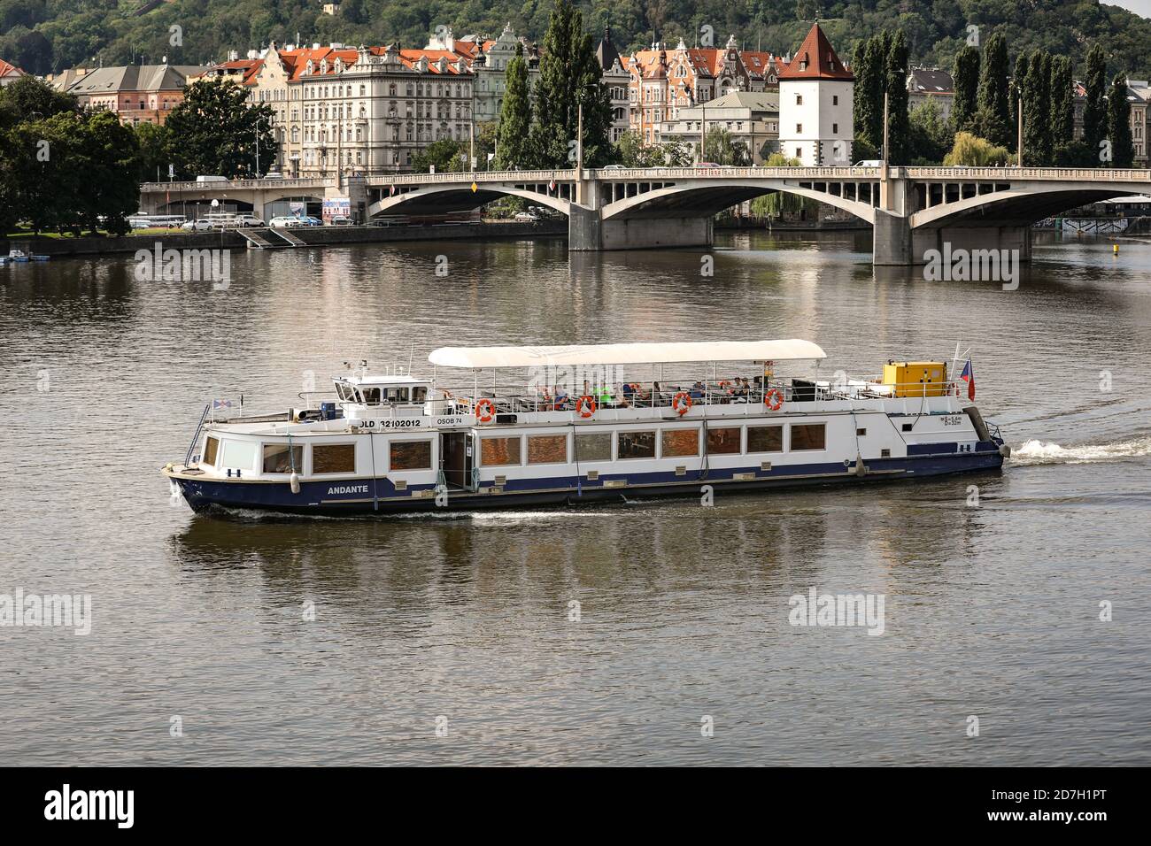 Bootsausflug auf der Moldau in Prag, Tschechische Republik Stockfoto