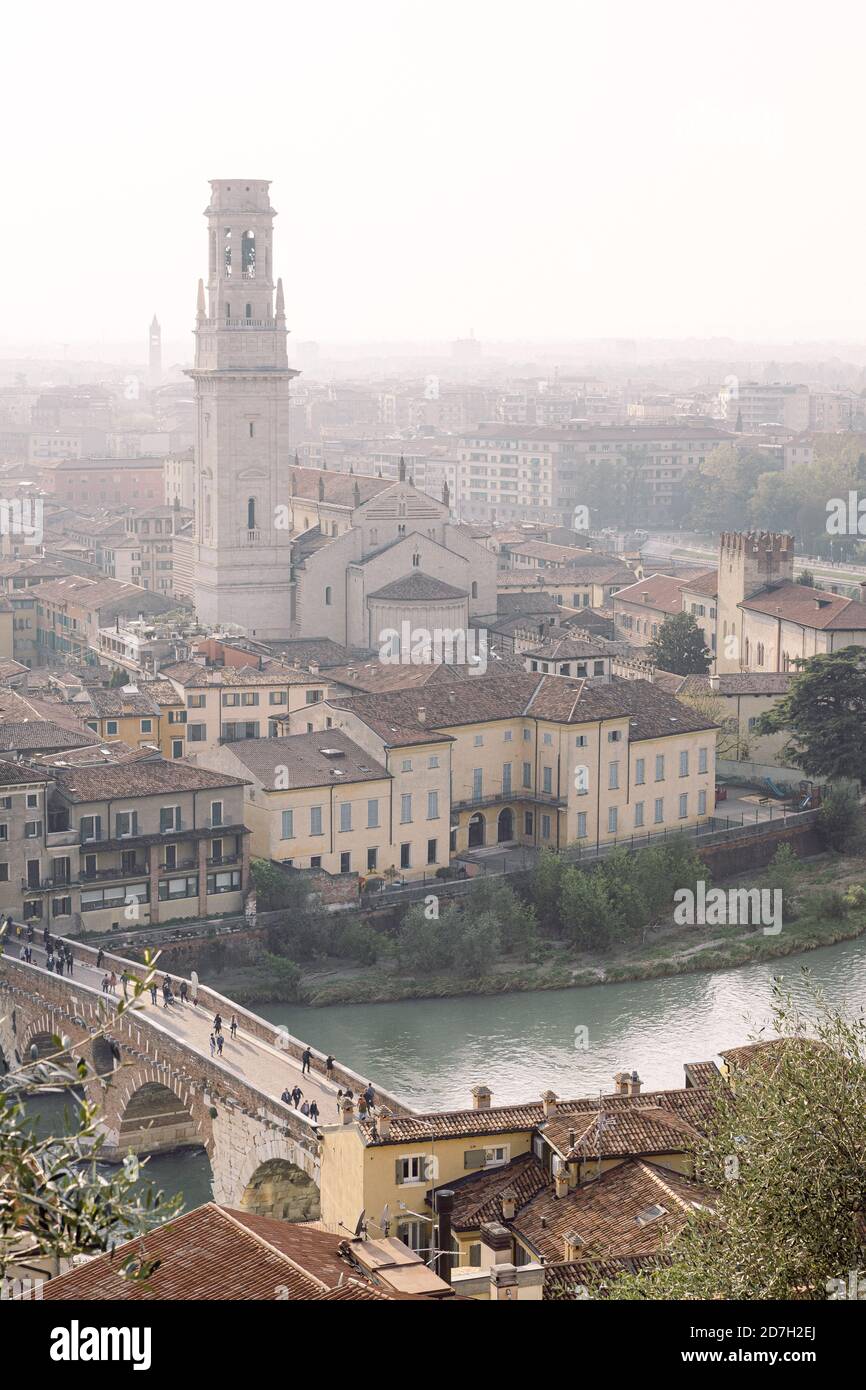 Ein Blick über die Stadt Verona, Norditalien, und die Etsch an einem sonnigen und nebligen Tag Stockfoto