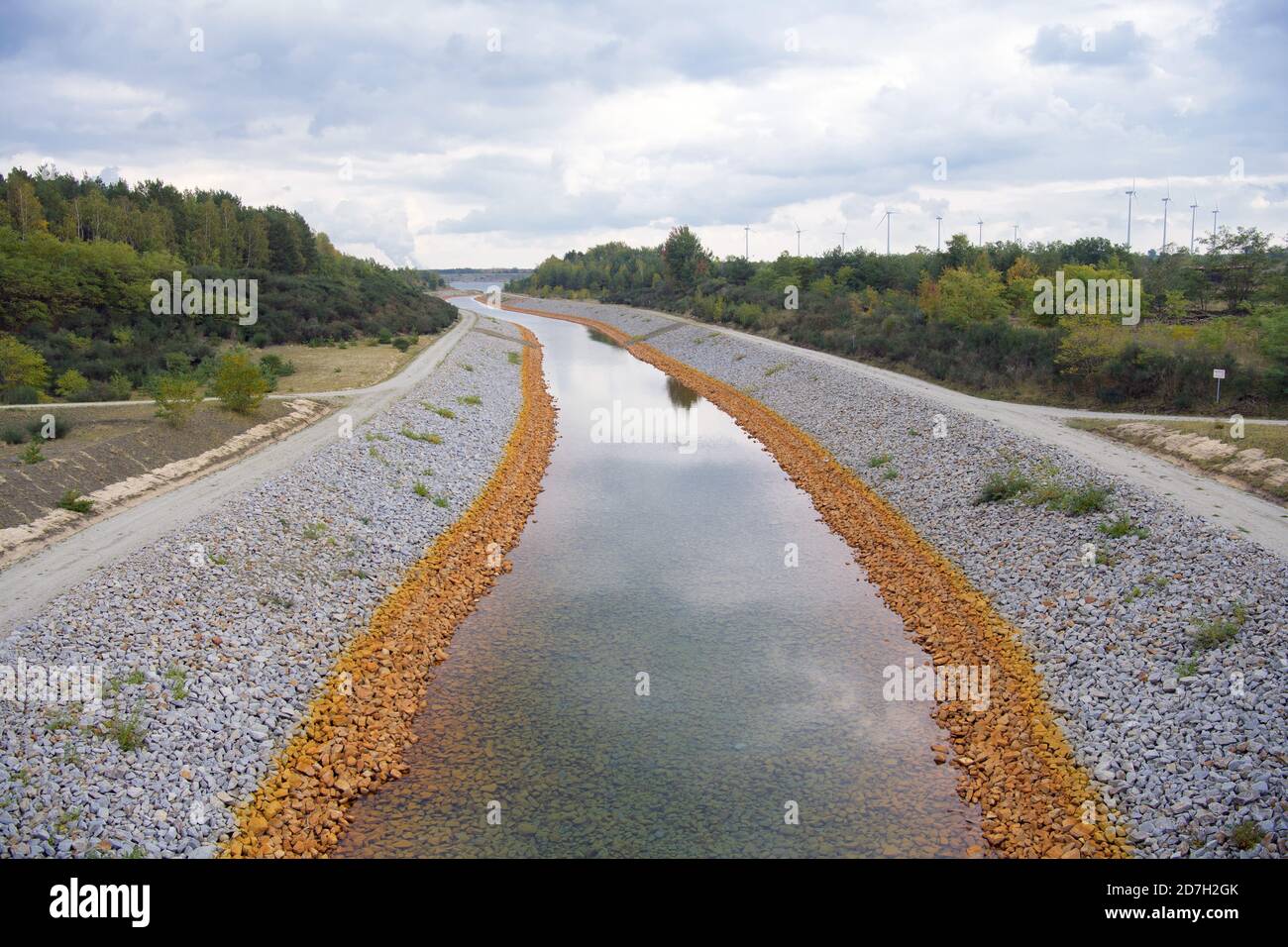 Spreetal, Deutschland. Oktober 2020. Der Kanal Überleiter 1 verbindet den Spreetaler mit dem Sabrodter See auf einer Länge von fast drei Kilometern und ist damit der längste Kanal im Lausitzer Seenland. Die Seen entsprechen den überschwemmten Tagebauen Spreetal-Nordost und Spreetal. Die unterschiedlichen Höhenstufen der Seen werden durch eine Schleuse ausgeglichen. Mittelfristig sollen Fahrgastschiffe und Boote auf dem Kanal fahren. Quelle: Soeren Stache/dpa-Zentralbild/ZB/dpa/Alamy Live News Stockfoto