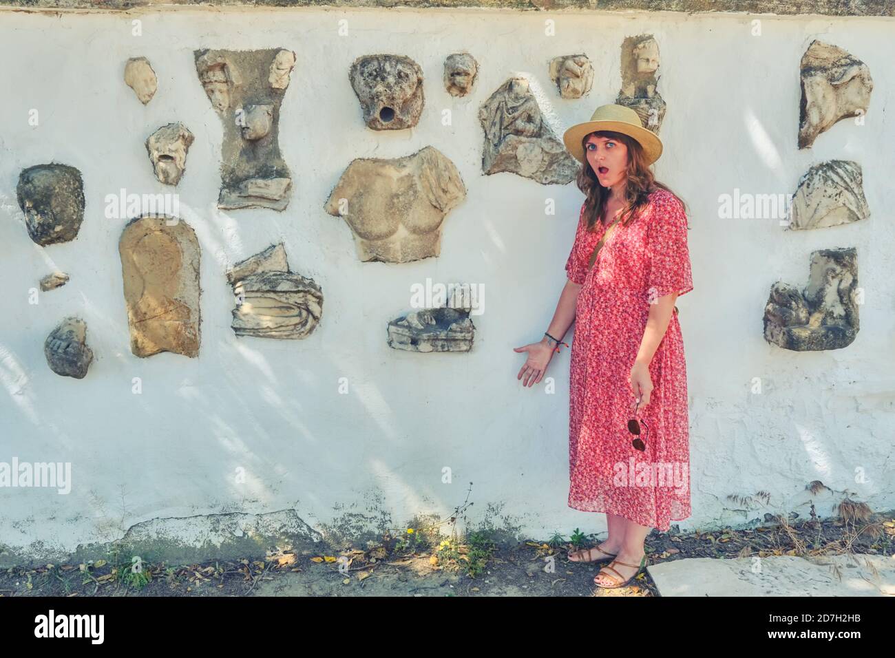 Tourist überrascht von Funden an der Mauer in Karthago. Exponate archäologische Ausgrabungen in der Mauer Karthago. Statuen und Teile von Häusern gefunden während exc Stockfoto