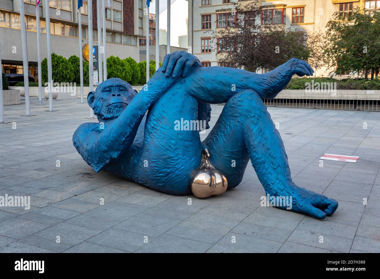 Skulptur "King Kong Balls" von Denis Defrancesco in Prag, Tschechische  Republik Stockfotografie - Alamy