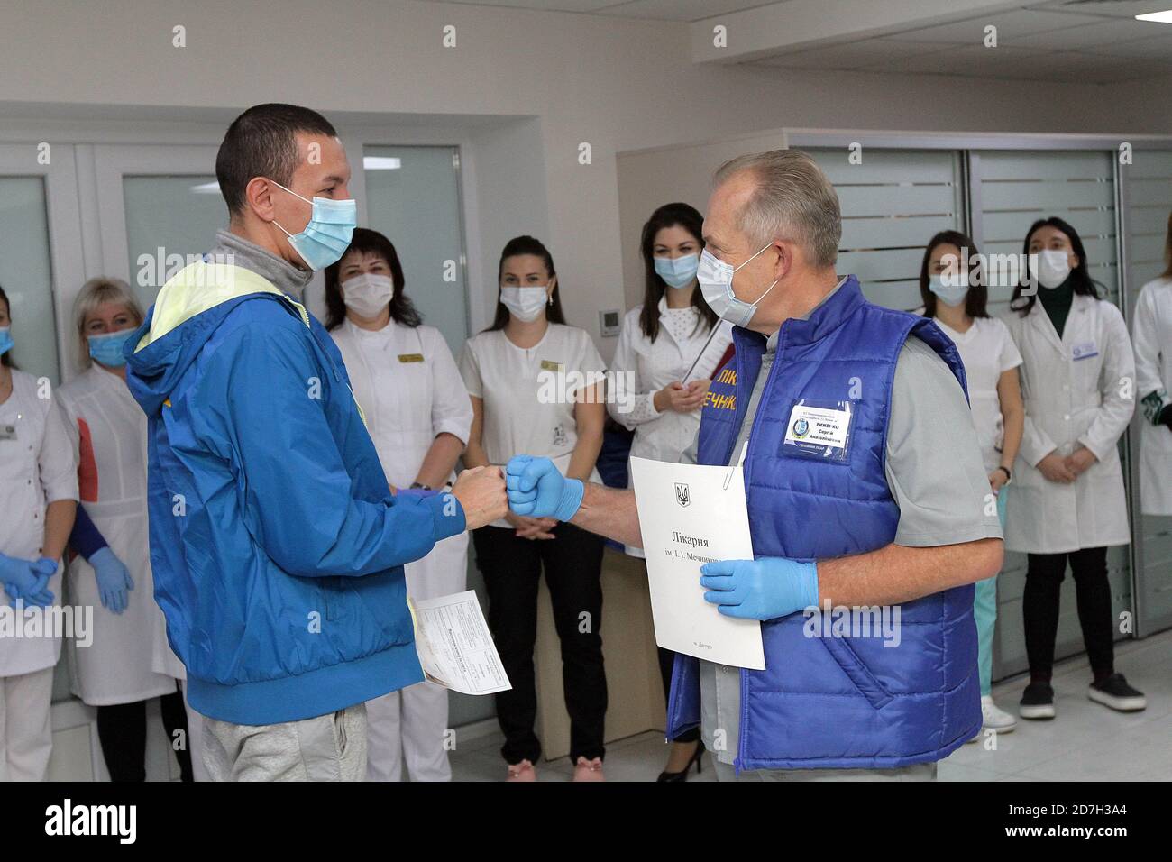 Nicht exklusiv: DNIPRO, UKRAINE - 22. OKTOBER 2020 - Oberarzt des Ilya Mechnikov Dnipropetrovsk Regional Clinical Hospital Serhii Ryzhenko (R) ist Stockfoto