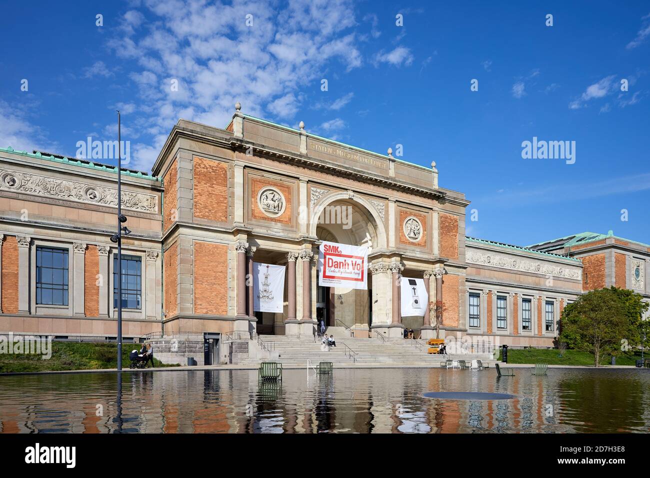 Statens Museum für Kunst (National Gallery von Dänemark), Eingang mit Banner für Danh Vo Ausstellung "Mein Atem" (2018), Kopenhagen, Dänemark Stockfoto