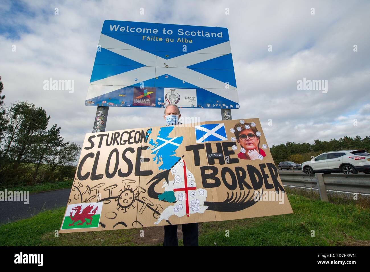 Schottische Grenze, Berwick-upon-Tweed, Schottland, Großbritannien. 16. Oktober 2020. Im Bild: Sean Clerkin von Action for Scotland protestiert an der schottischen Grenze bei Berwick-upon-Tweed und fordert die schottische erste Ministerin Nicola Sturgeon auf, die Grenze inmitten steigender COVID19-Fälle zu schließen. Quelle: Colin Fisher/Alamy Live News. Stockfoto