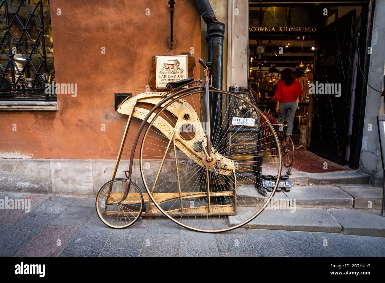 Penny-Farthing oder High-Wheel-Bike am Eingang eines Einkaufen in Warschau Stockfoto