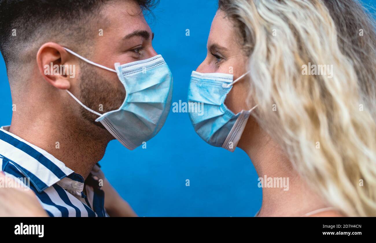 Junges Paar trägt Gesicht chirurgische Maske während Corona Virus Ausbruch Stockfoto